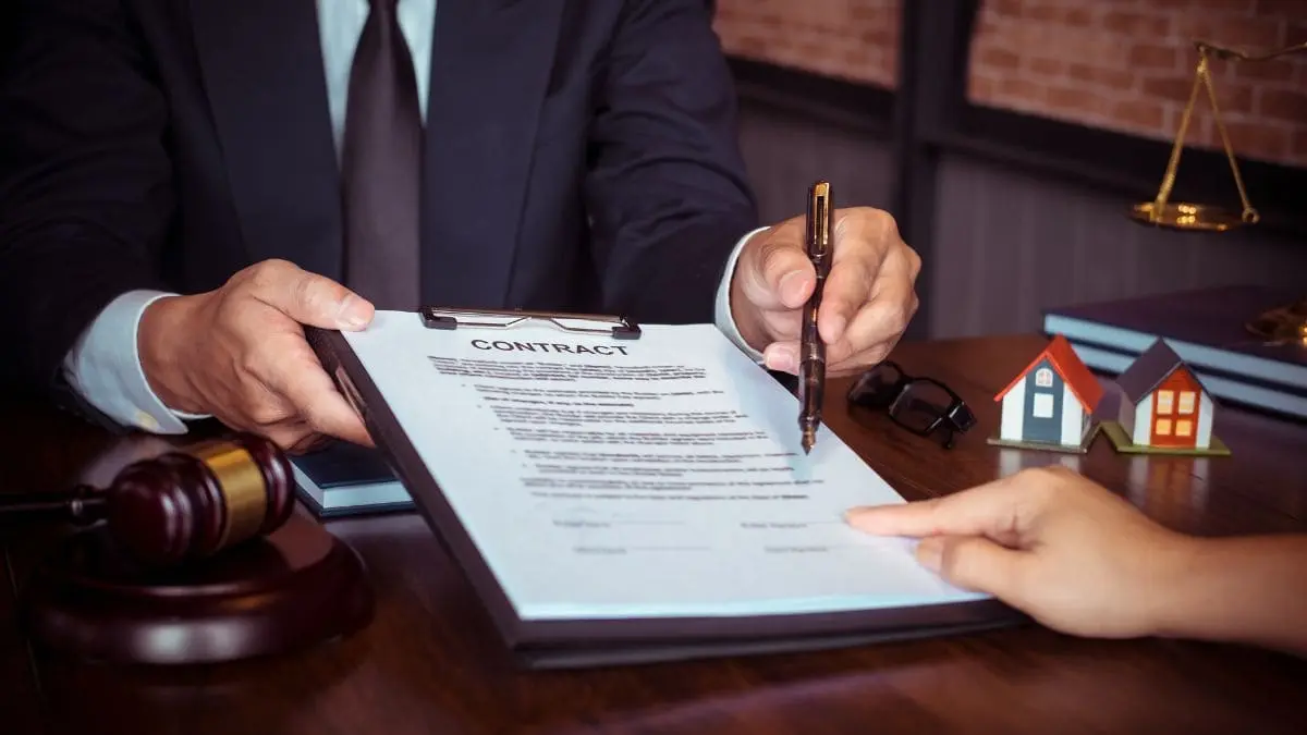 leiloeiro-explicando-o-edital